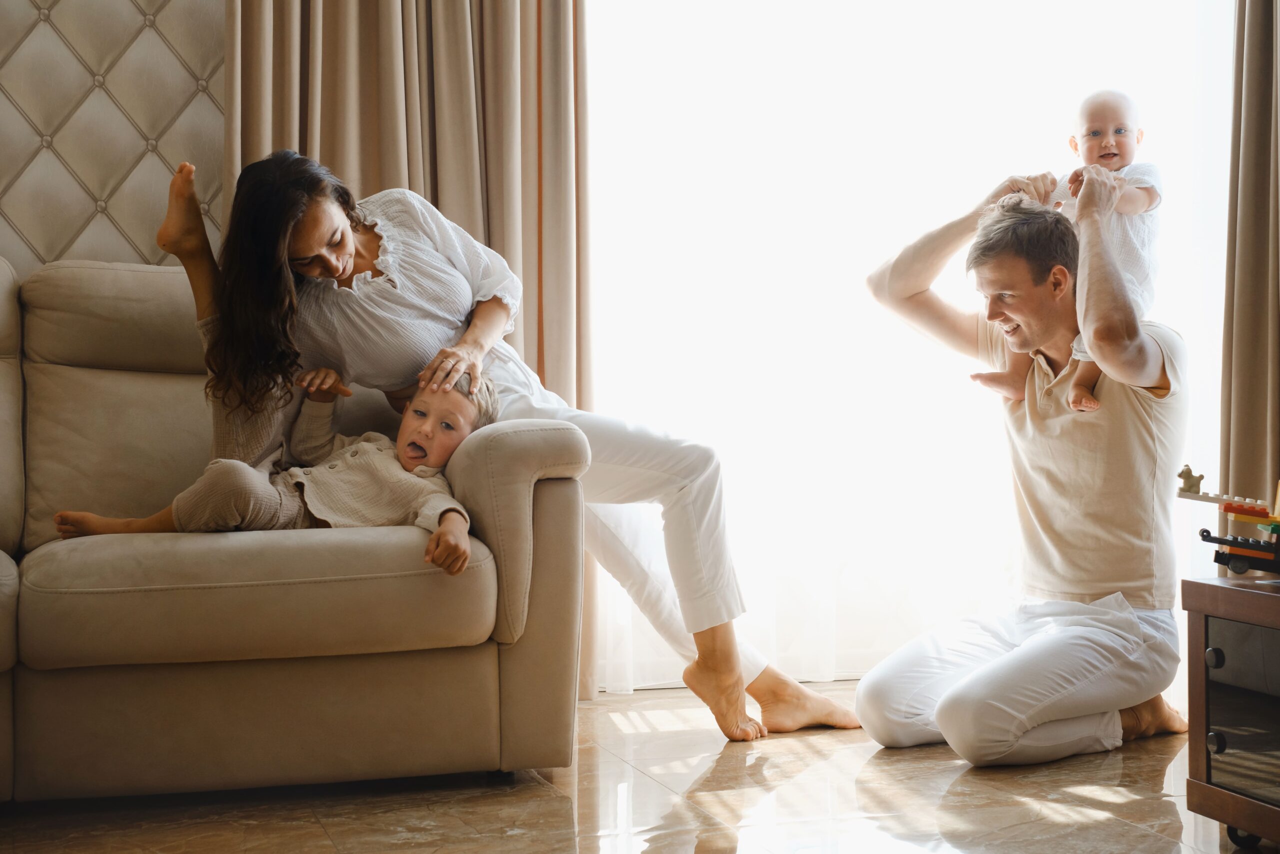 imagen de una familia diviertindose con sus hijos pequeños en el salón