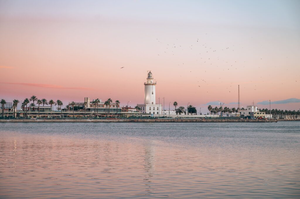 imagen de un atardecer en la ciudad de málaga
