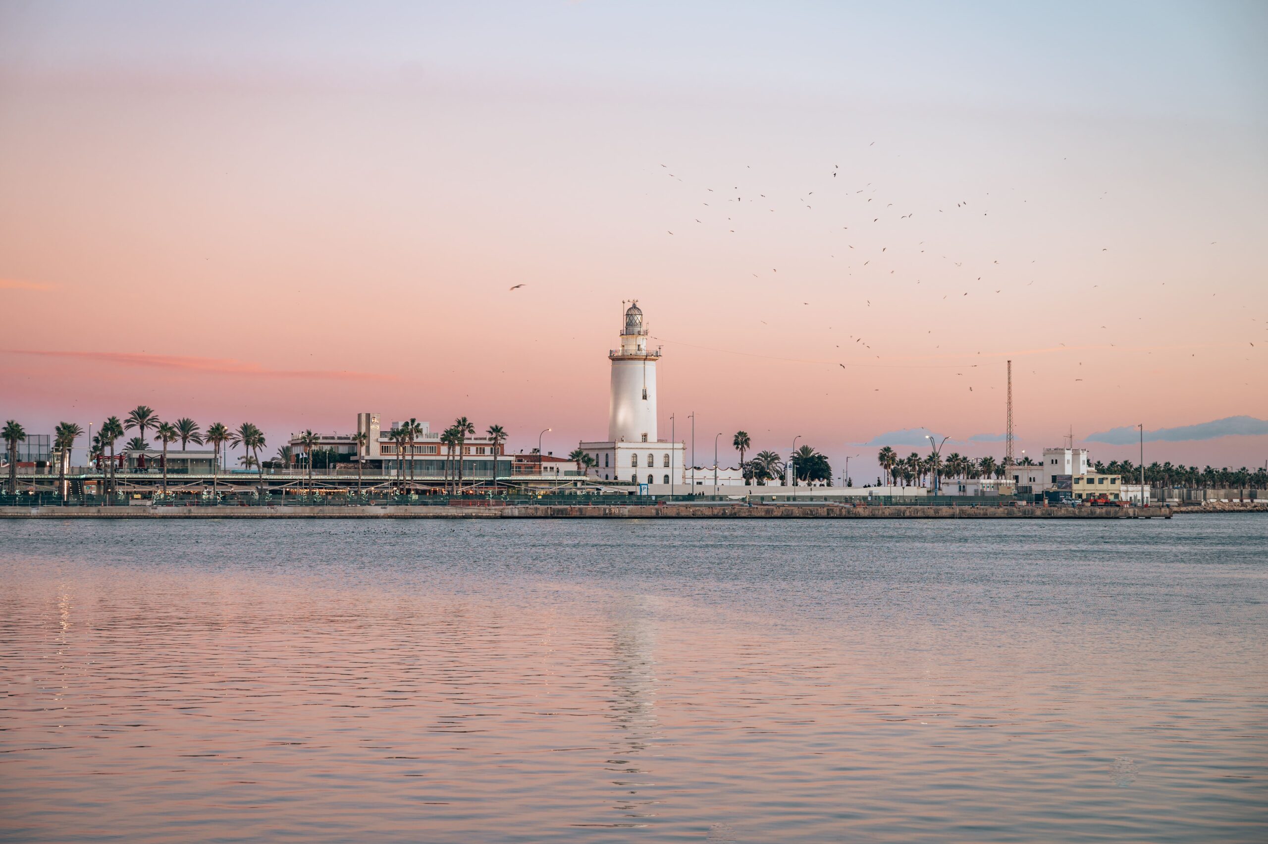 imagen de un atardecer en la ciudad de málaga