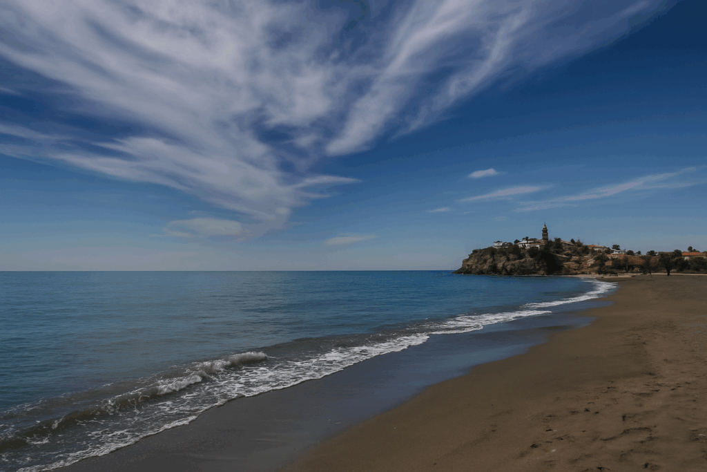 imagen panoramica de una playa del rincon de la victoria