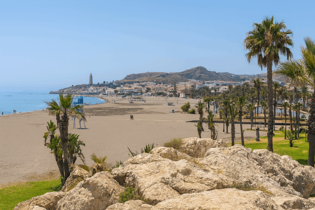 imagen panoramica de unas vistas de playa en de la cala del moral
