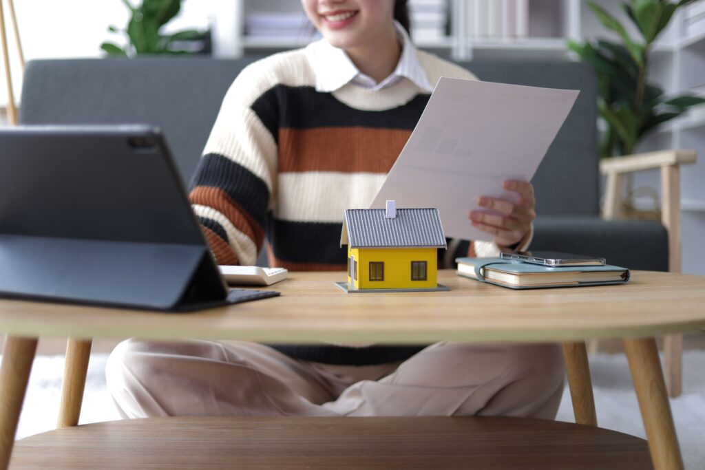 imagen de un propietario gestionando ls documentos de una vivienda turistica
