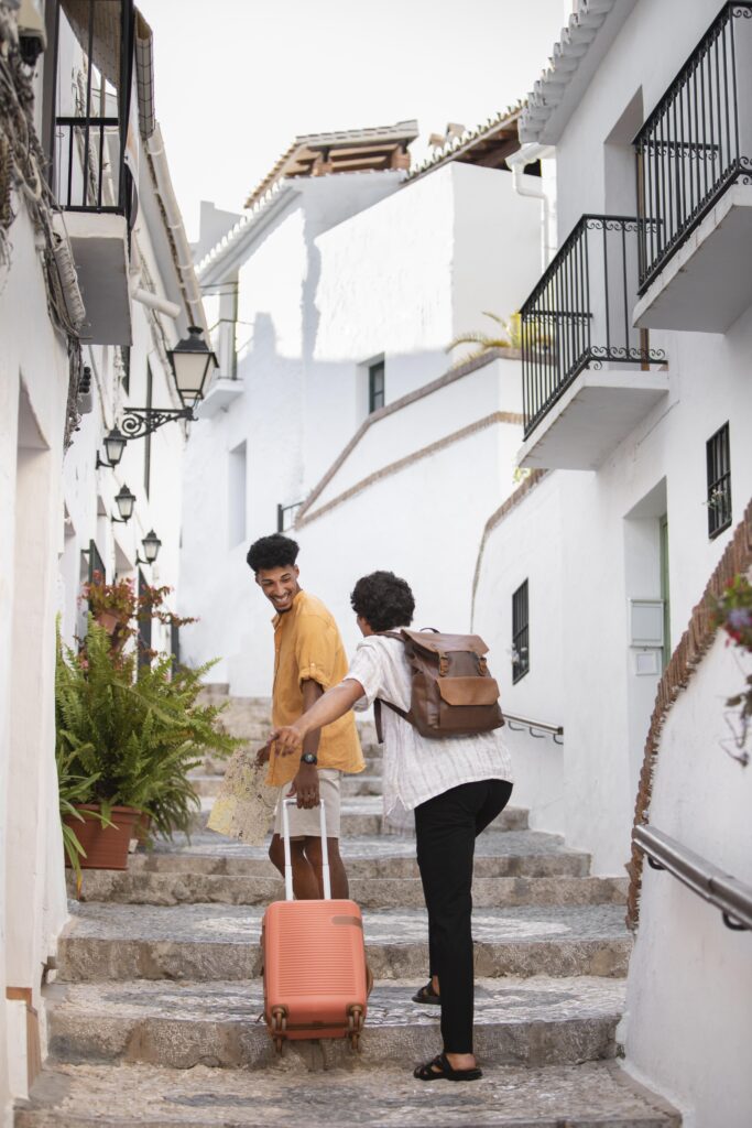 imagen de dos personas entrando a un edificio de alojamientos vacacionales